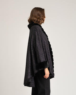 Poncho con ribete negro Loren