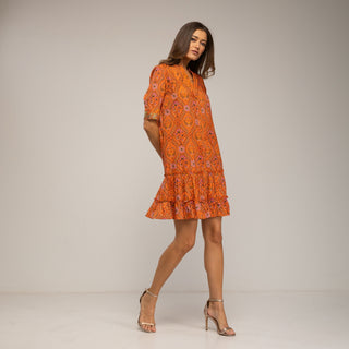 Vestido corto con cuello redondo y escote pico