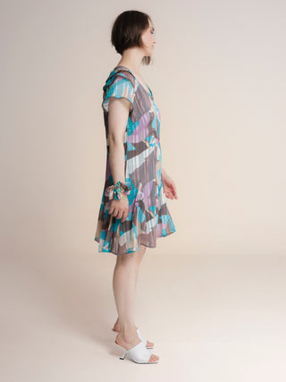 Vestido corto con cuello pico y manga corta