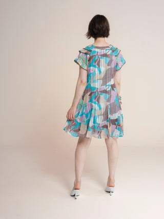 Vestido corto con cuello pico y manga corta