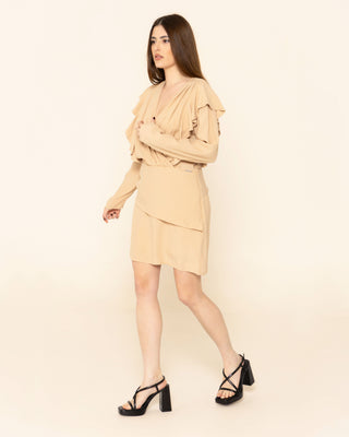 Vestido corto con escote en pico cruzado y ligero drapeado