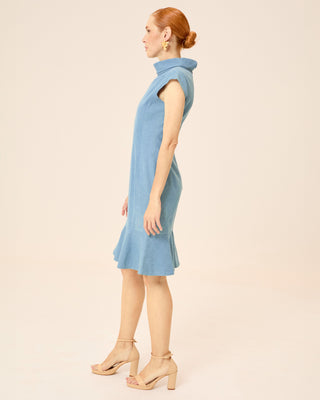Vestido corto Isa con cuello alto y volante en el bajo