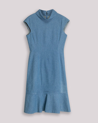 Vestido corto Isa con cuello alto y volante en el bajo