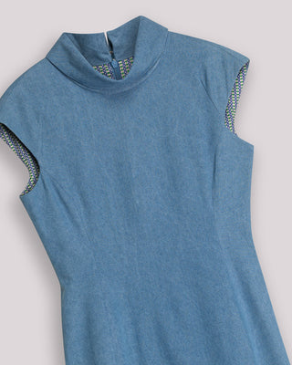 Vestido corto Isa con cuello alto y volante en el bajo