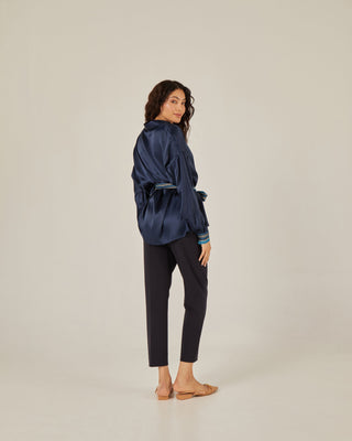 Blusa oversize con cuello y manga larga