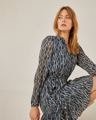 Vestido corto con volante manga larga