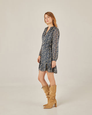 Vestido corto con volante manga larga