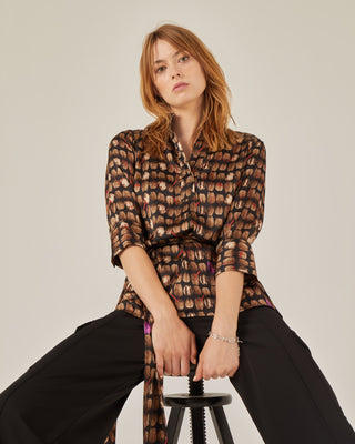 Blusa de cuello mao y cinturón lazada