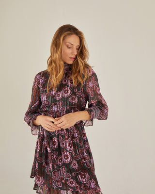 Vestido corto evasé con nido de abeja