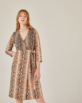 Vestido midi cruzado con mangas por debajo del codo