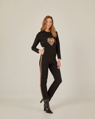 Pantalón negro con detalle animal print