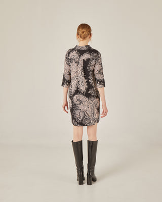 Vestido corto recto con cuello subido
