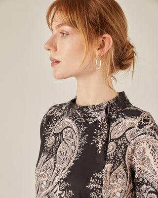 Vestido corto recto con cuello subido