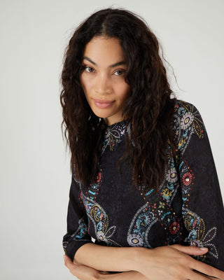 Vestido mini negro cuello redondo y paisley print