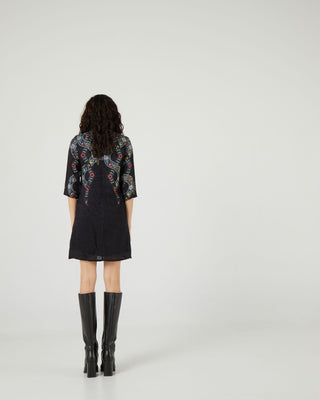 Vestido mini negro cuello redondo y paisley print