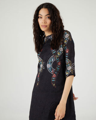 Vestido mini negro cuello redondo y paisley print