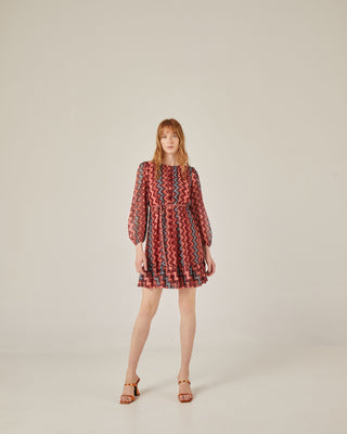 Vestido corto de cuello redondo con volante