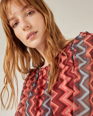 Vestido corto de cuello redondo con volante