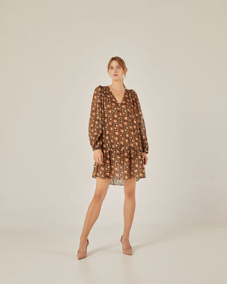 Vestido corto con volante y goma metálica