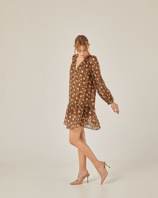 Vestido corto con volante y goma metálica