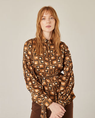 Camisa con manga larga y cinturón