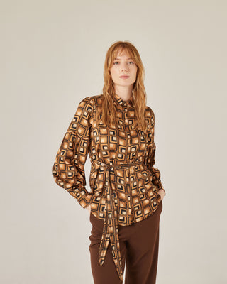 Camisa con manga larga y cinturón
