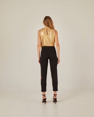 Pantalón pitillo con bordado floral