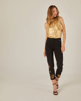 Pantalón pitillo con bordado floral