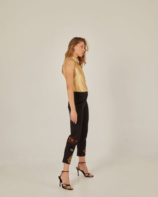 Pantalón pitillo con bordado floral