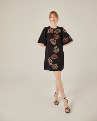 Vestido corto con bordado floral