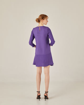 Vestido corto con volante y bordado