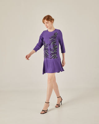 Vestido corto con volante y bordado
