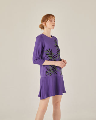 Vestido corto con volante y bordado