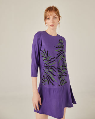 Vestido corto con volante y bordado