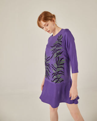 Vestido corto con volante y bordado