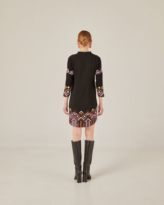 Vestido corto con bordado zig zag