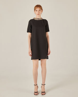 Vestido corto con bordado