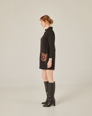 Vestido corto con cuello camisero y bolsillos bordados