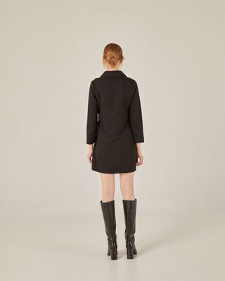 Vestido corto con cuello camisero y bolsillos bordados