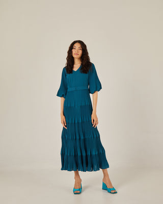 Vestido largo plisado con paneles