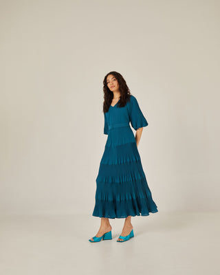 Vestido largo plisado con paneles