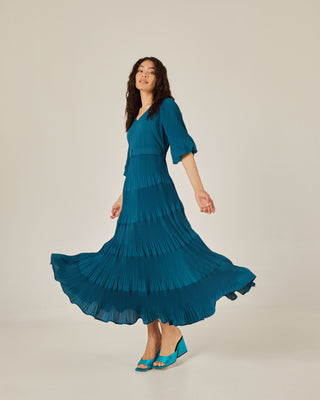 Vestido largo plisado con paneles