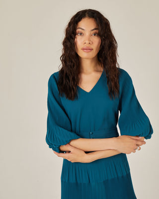 Vestido largo plisado con paneles