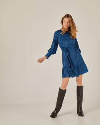 Vestido corto con volante y botones