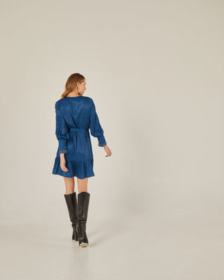 Vestido corto con volante y botones