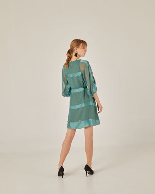 Vestido corto silueta en A con cinturón