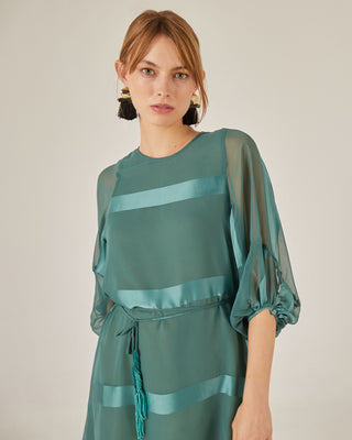 Vestido corto silueta en A con cinturón