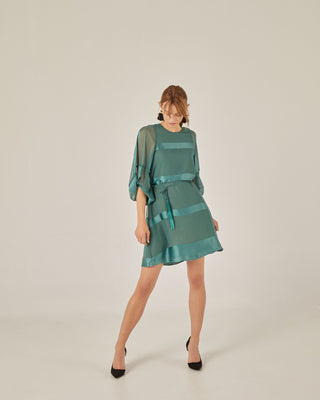 Vestido corto silueta en A con cinturón
