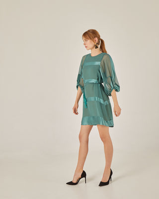 Vestido corto silueta en A con cinturón