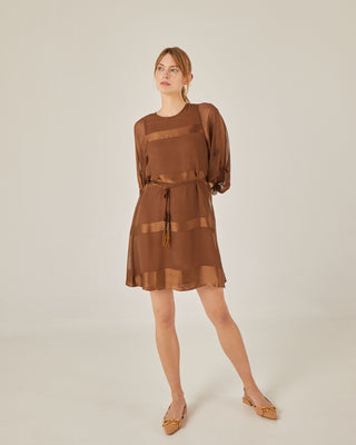 Vestido corto silueta en A con cinturón
